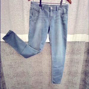 Juicy Couture Mid Rise Skinny Jeans Sz 6 in good condition.